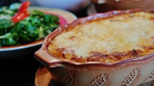 Finocchi gratinati con besciamella e parmigiano, crosta dorata e appetitosa.