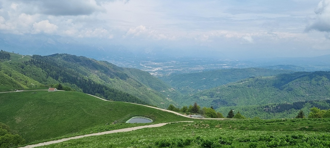 Lago a forma di cuore circondato da montagne abruzzesi, in un paesaggio naturale incantevole.