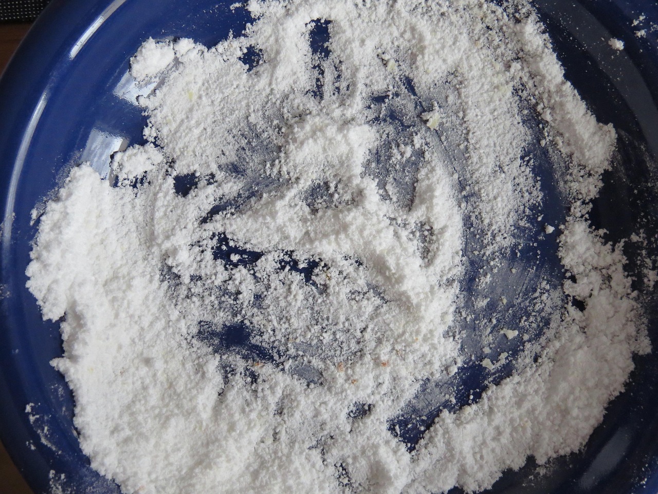 Marmellata in un piattino, test per verificare la consistenza e la prontezza della preparazione casalinga.