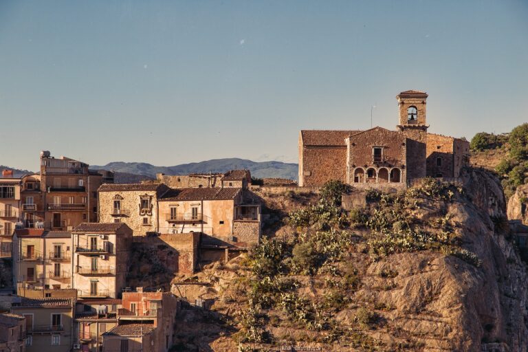 Vista panoramica del borgo di Bosa con case colorate lungo il fiume Temo.