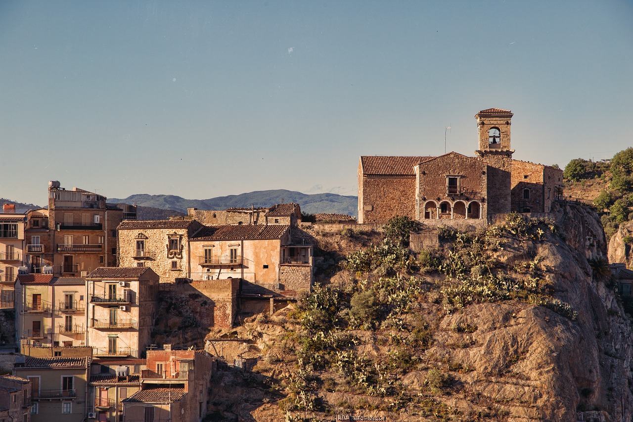 Vista panoramica del borgo di Bosa con case colorate lungo il fiume Temo.