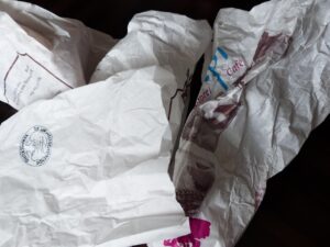 Sacchetto di carta per conservare il pane fresco, evitando l'uso della plastica.