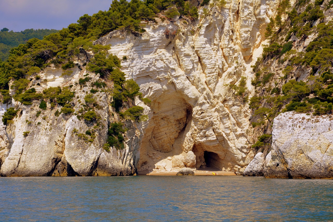 Cala Luna, spiaggia con grotte incantevoli, famosa per le sue apparizioni cinematografiche.