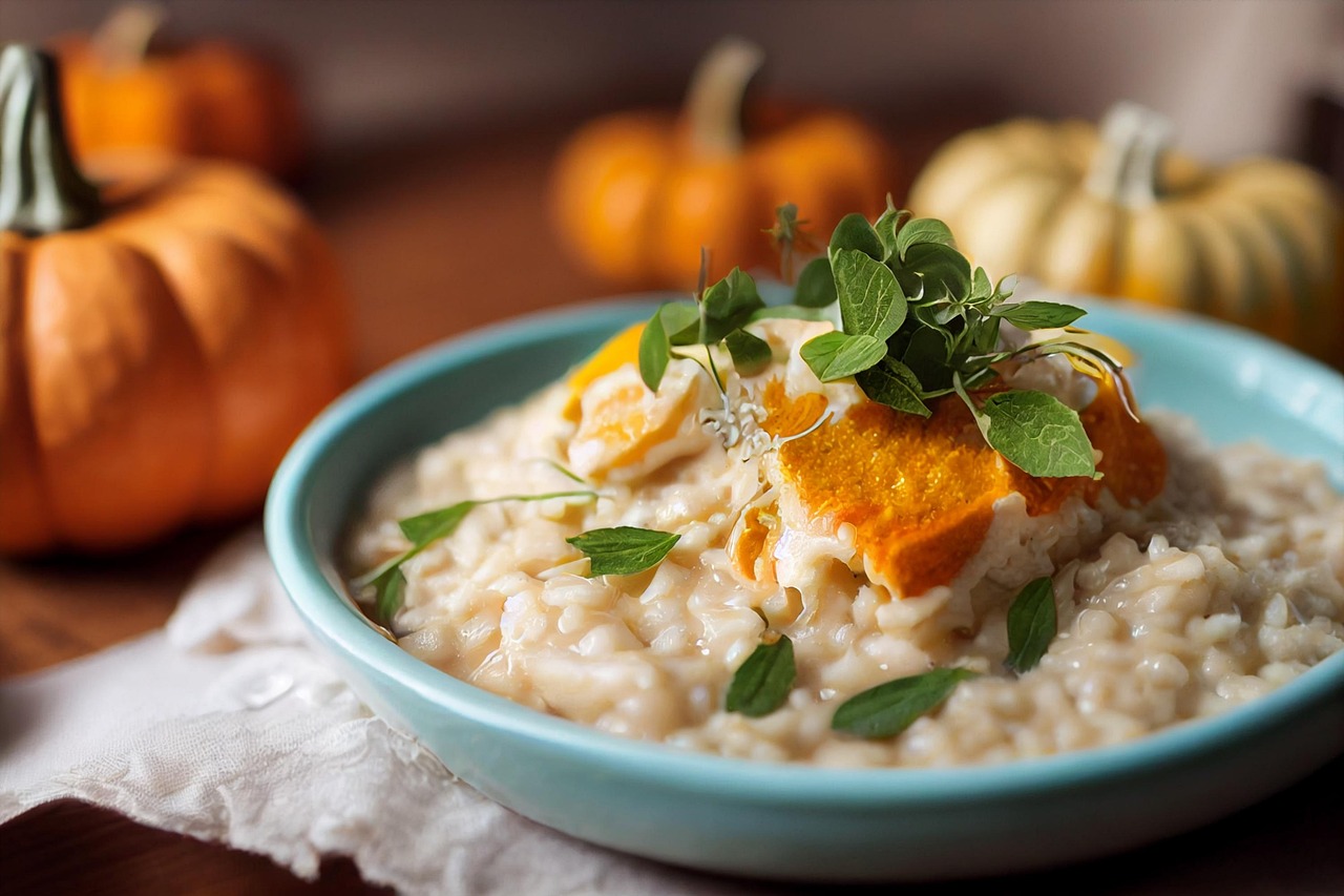 Immagine di un risotto cremoso in un piatto elegante, decorato da erbe fresche e ingredienti gourmet.