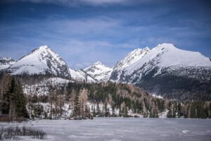 Campanile sommerso nel lago di Resia, simbolo di una storia triste e di un passato perduto.