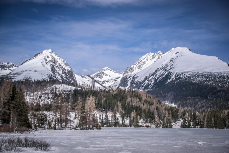 Campanile sommerso nel lago di Resia, simbolo di una storia triste e di un passato perduto.