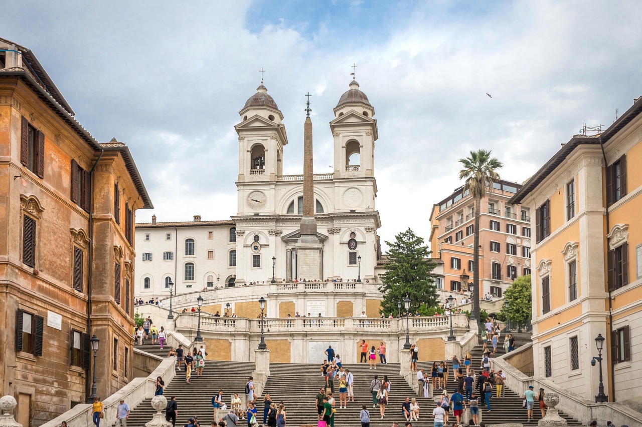 Visitatori in ginocchio sulla Scala Santa a Roma, simbolo di devozione e fede.